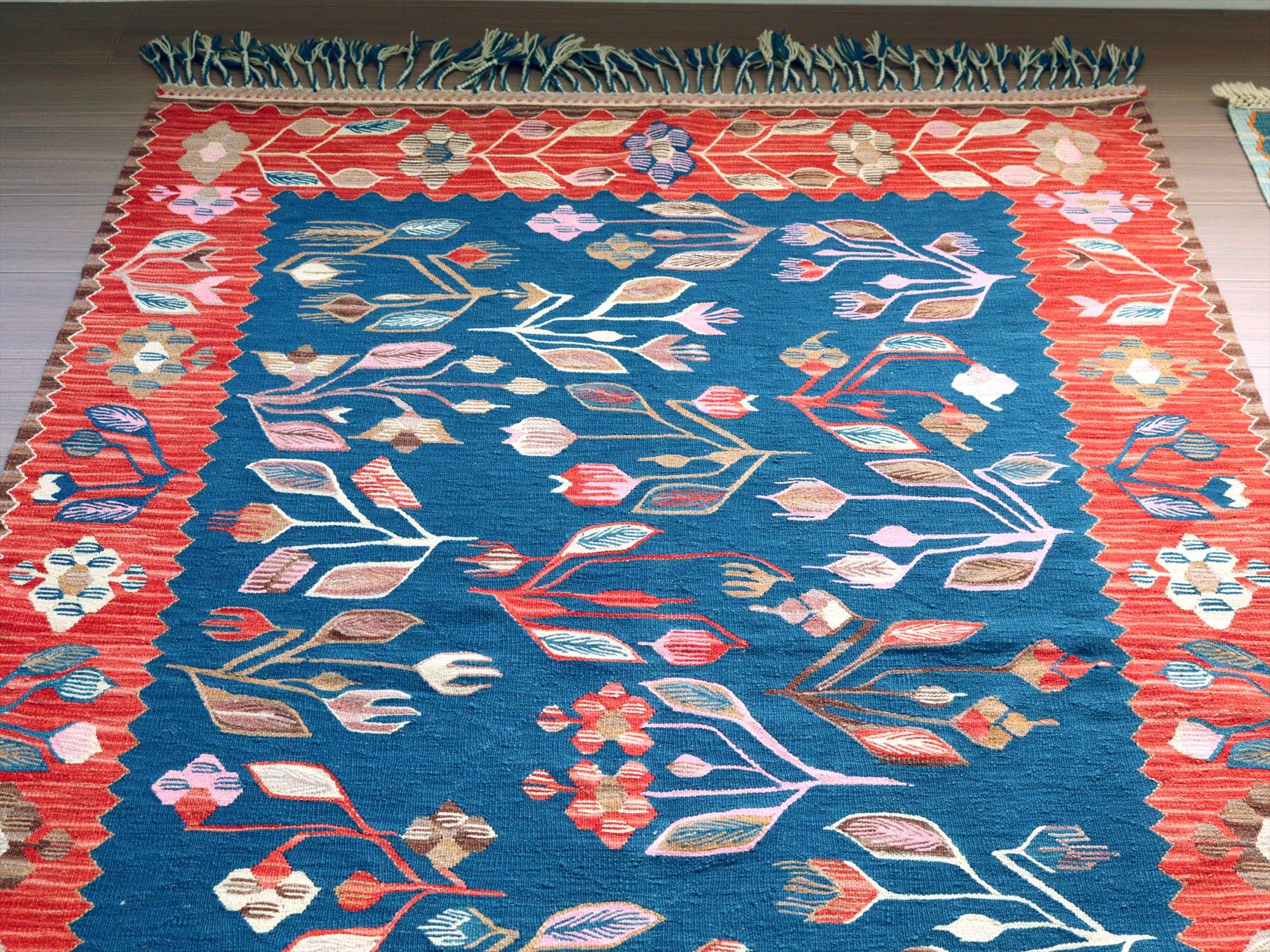 細かな織りの手織りキリム ウシャク186×127cm チューリップと小花のモチーフ